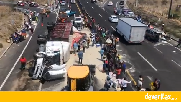 Registran actos de rapiña tras volcadura de camión de azúcar en la carretera Veracruz-Cardel
