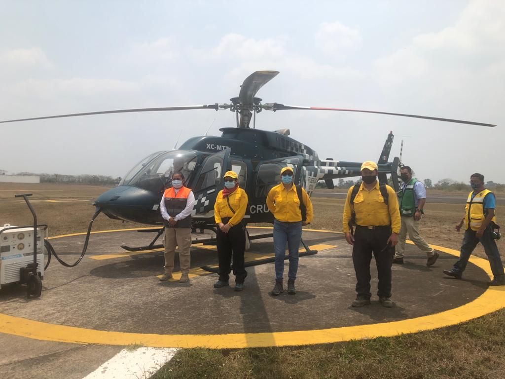 Llegan en helicóptero fuerzas coordinadas para combatir incendio en Tembladeras, Veracruz