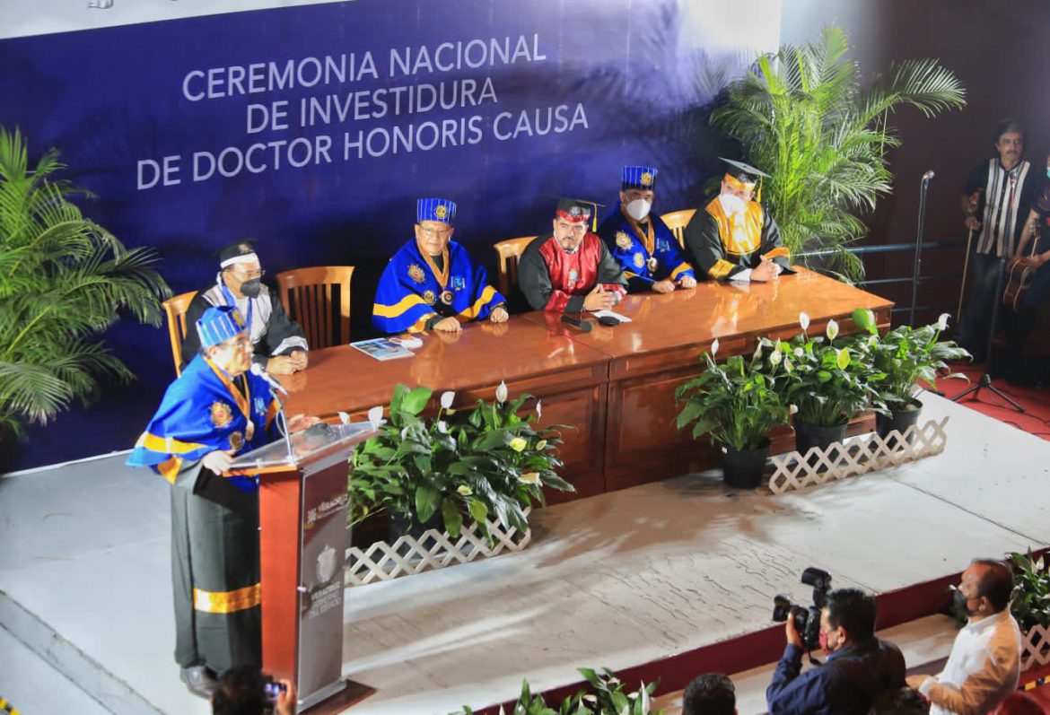 Entregan Doctorado Honoris Causa a Zenyazen Escobar por sus méritos en la educación veracruzana