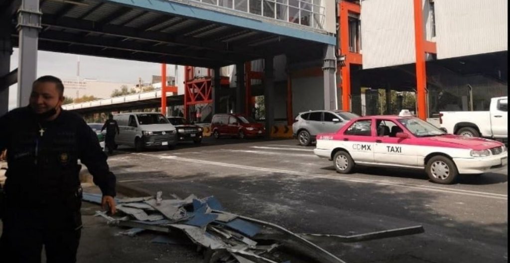 Otro desplome en Ciudad de México, esta vez fue un puente peatonal