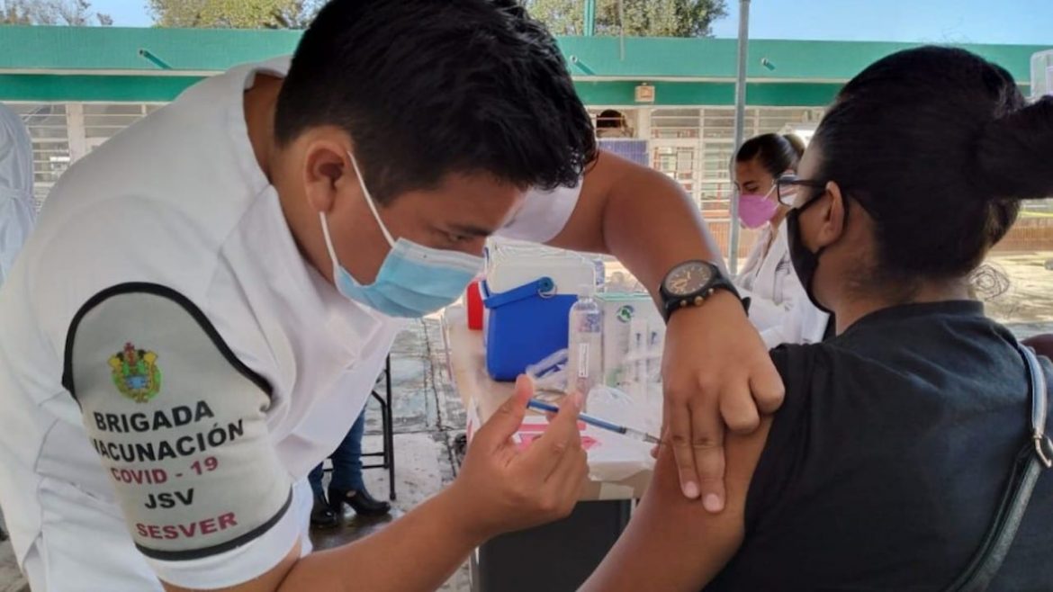 Finales de esta semana, se vacunan millennials de Boca del Río, Coatzacoalcos