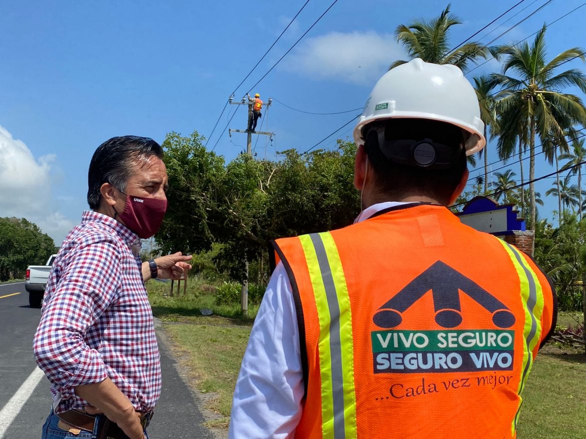 Supervisa el gobernador Cuitláhuac García restablecimiento de líneas de energía eléctrica afectadas por Grace