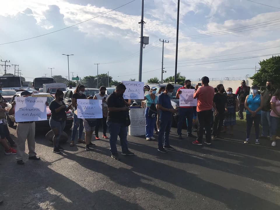 Por falta de agua jarochos bloquean carretera Veracruz-Xalapa, tiene más de ocho horas cerrada