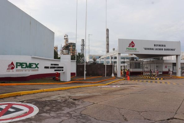 Supervisa AMLO rehabilitación de la refinería Lázaro Cárdenas