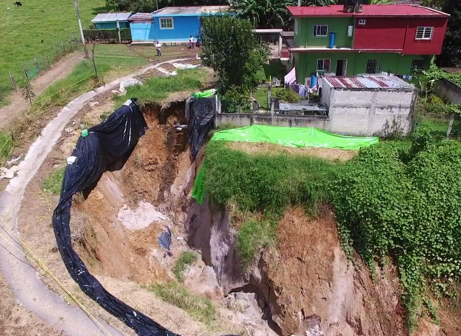 Se ensancha socavón de Tlalnelhuayocan, mide 70 metros y pone en riesgo a familias de la zona