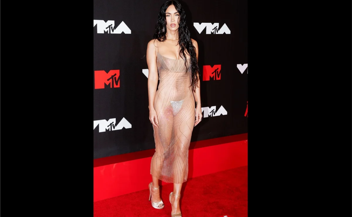 ¡Se le veía todo! Causa furor vestido de Megan Fox los MTV Awards