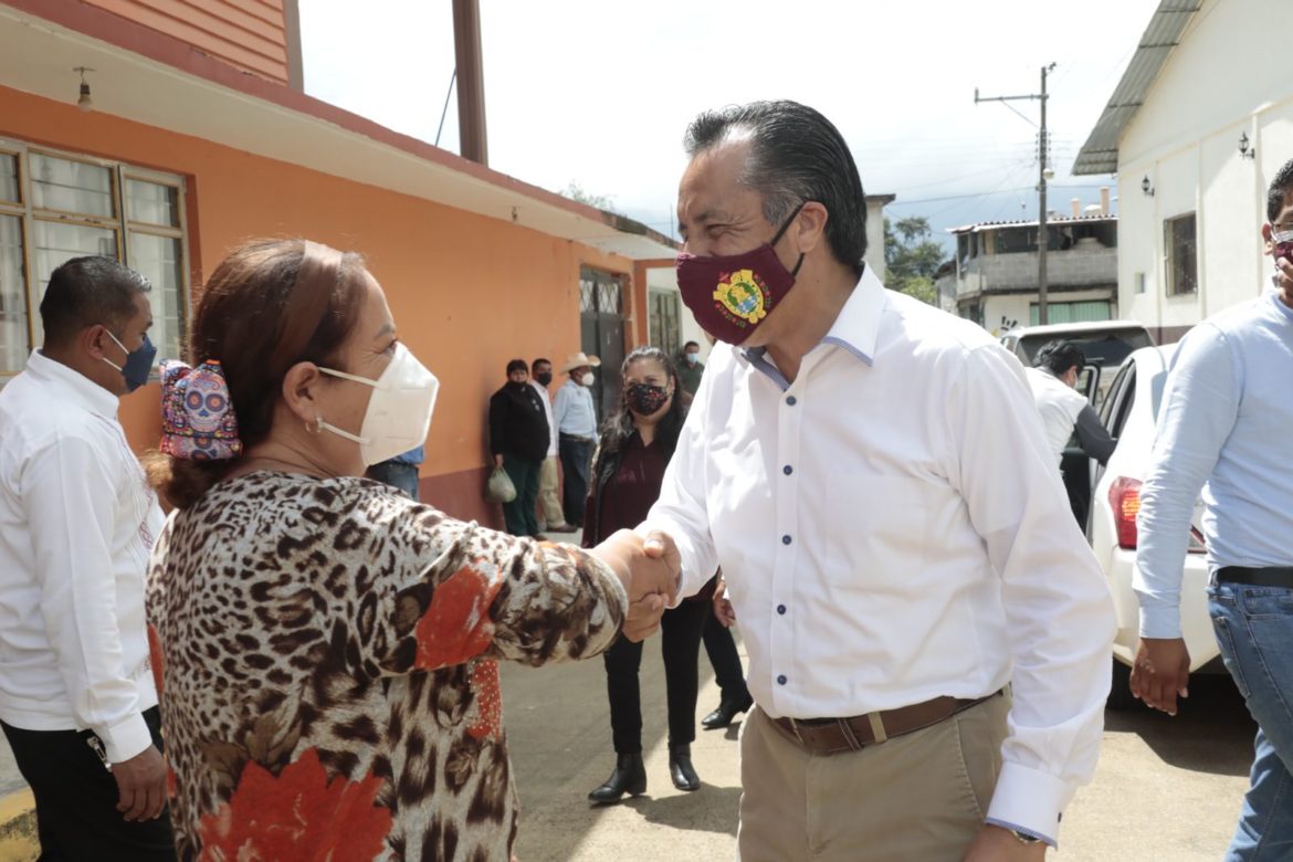 Desde Zacualpan, Cuitláhuac García da seguimiento a la entrega de apoyos para afectados por Grace