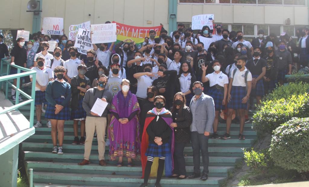 Alumnos luchan por usar faldas como uniforme escolar
