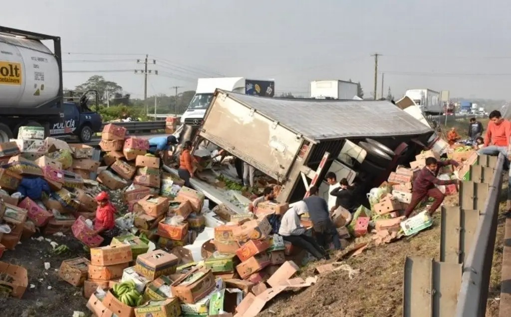 Frutal accidente en autopista de Veracruz; rapiñeros roban la mercancía