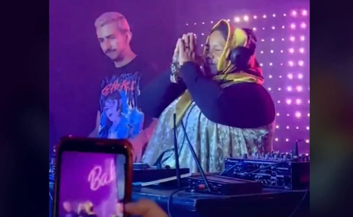 ‘La Señora Católica’ la hace de DJ en un antro de la CDMX; pone el ambiente con música religiosa electrónica