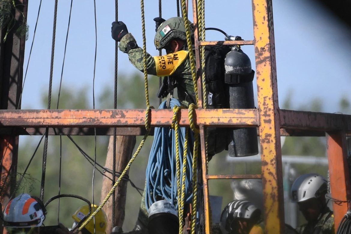 Rescatistas van por segundo intento para salvar a mineros en Coahuila; pozo sigue obstruido