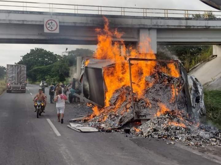 Rapiñan e incendian tráiler de cigarros en autopista de Veracruz