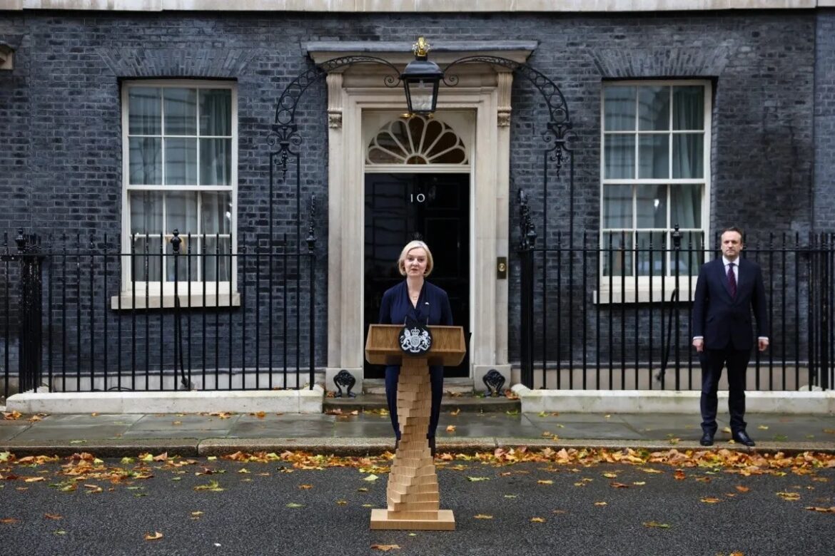 ¡Duró 45 días! Renuncia primera ministra de Reino Unido