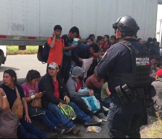 Tráiler cargado de migrantes causa accidente en la carretera Xalapa-Cardel
