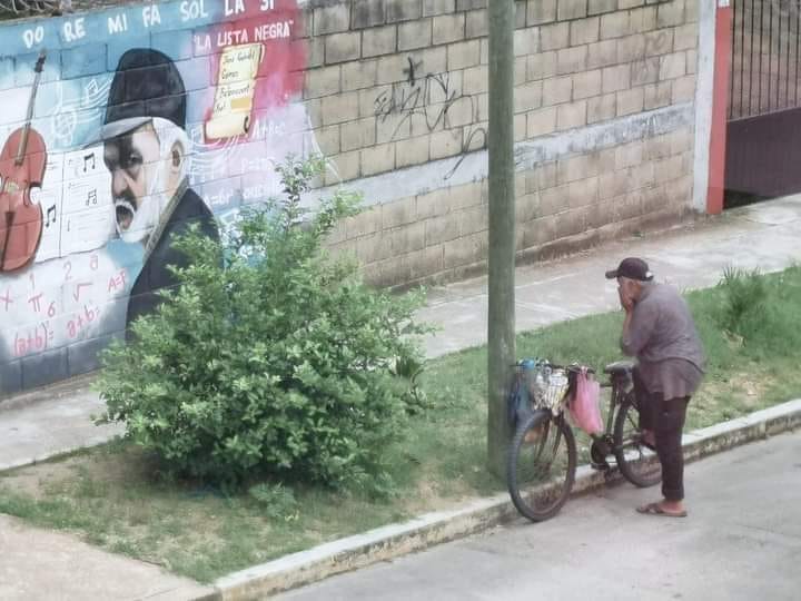 Conmueve imagen de un maestro de Acayucan admirando un mural en su honor