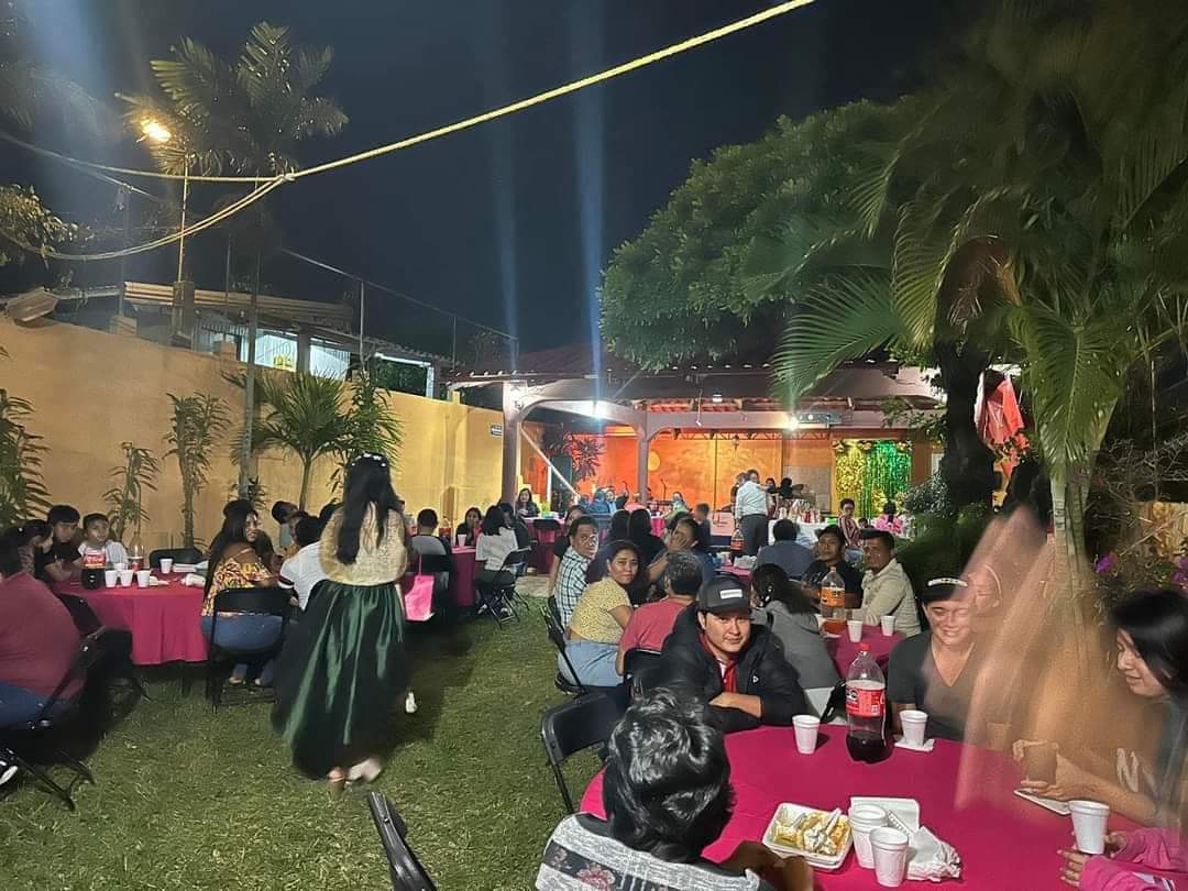 Invitados dejan plantada a quinceañera en Coatzacoalcos y desconocidos salvan la fiesta