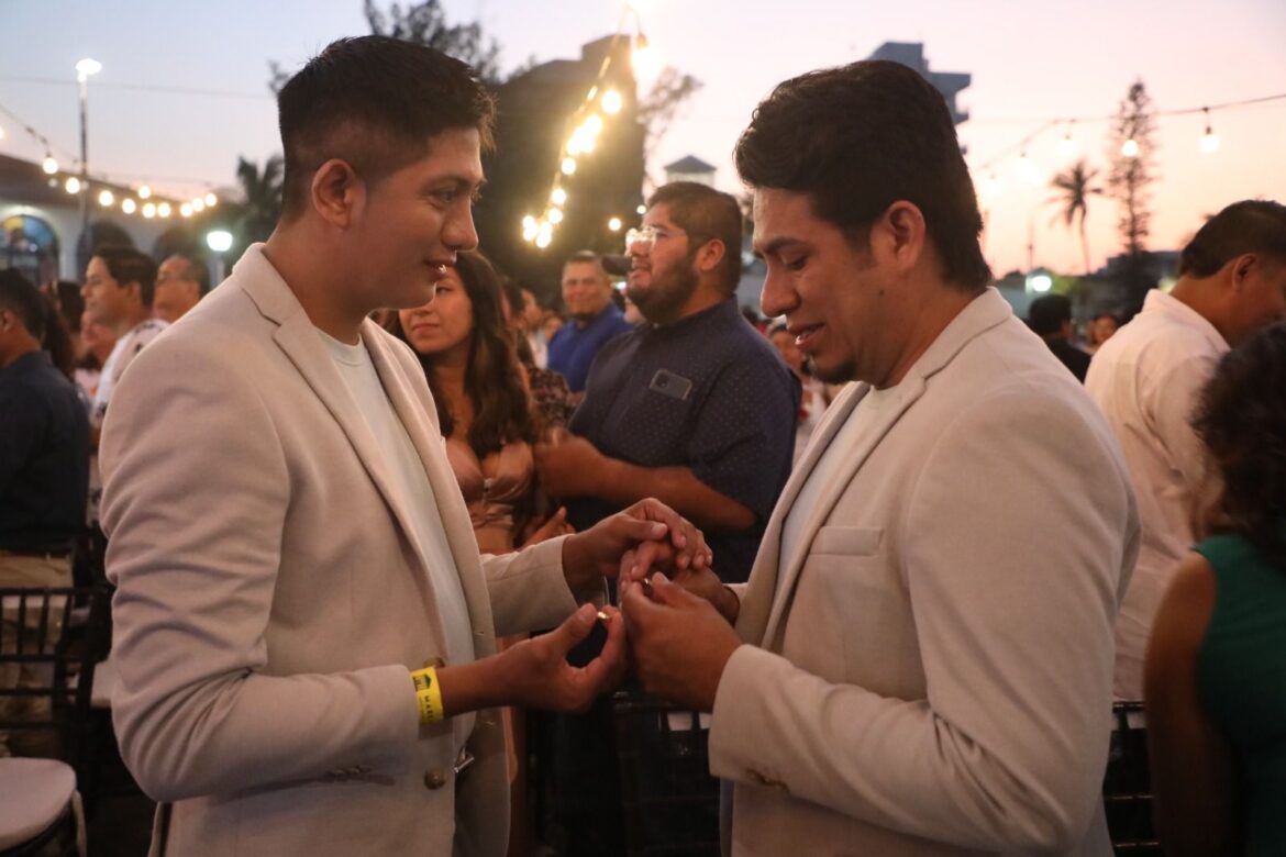 Parejas del mismo sexo contraen matrimonio en las bodas colectivas en el Aquarium del Puerto de Veracruz