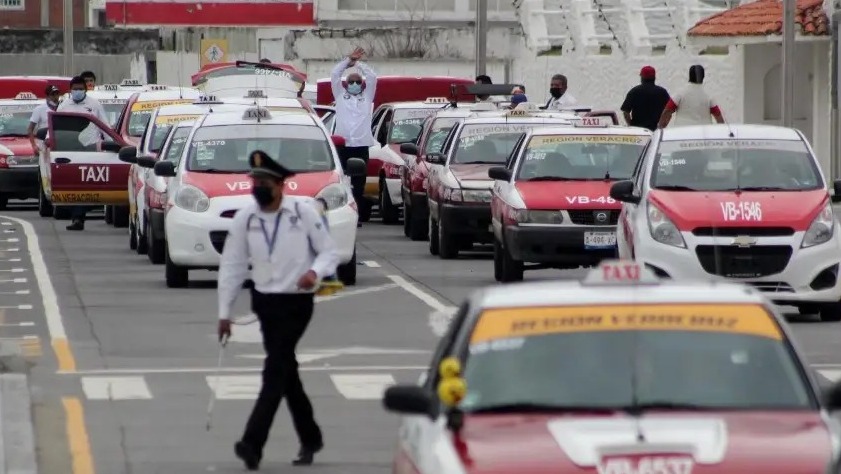 Taxistas de Veracruz se comprometen a mejorar su servicio; no cazaran a los conductores de Uber