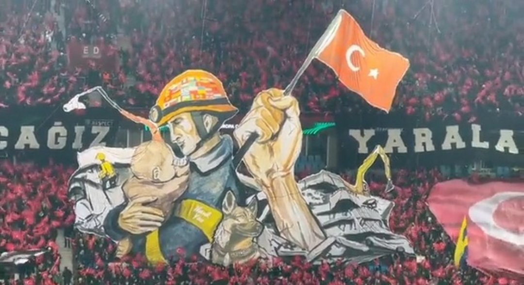 Porra de equipo turco homenajea a Proteo, lomito rescatista mexicano que murió en Turquía