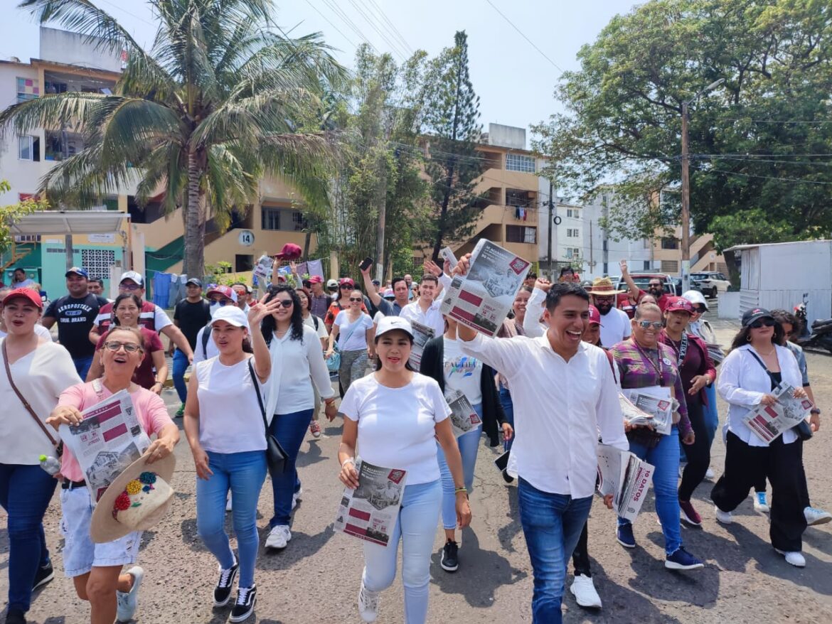Decenas de personas caminan en Boca del Río para promover la Cuarta Transformación