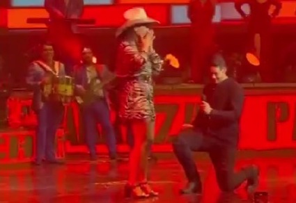 Veracruzana, conductora de Univisión, da el ‘sí acepto’ en concierto de Pancho Barraza, frente a miles de espectadores