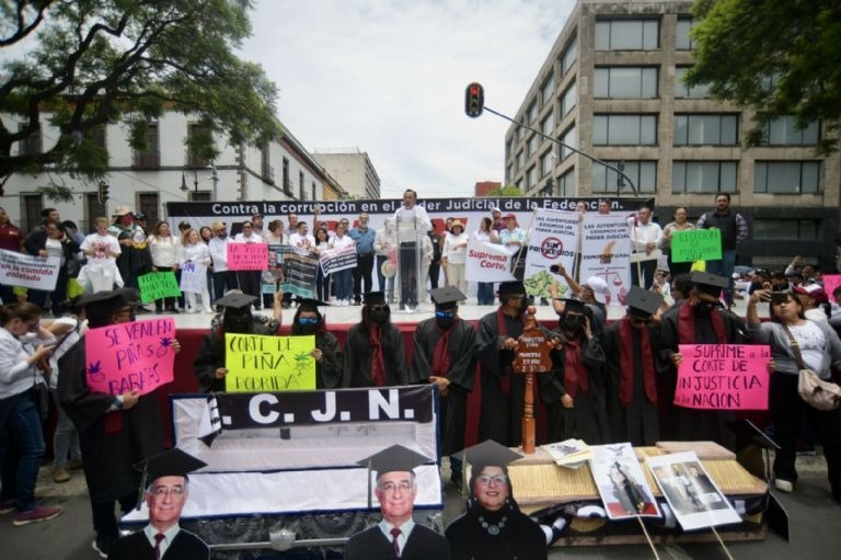 AMLO respalda a Cuitláhuac tras protesta en la SCJN