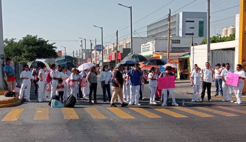 Con bloqueo en la avenida Cuauhtémoc exigen climas para hospital de Veracruz