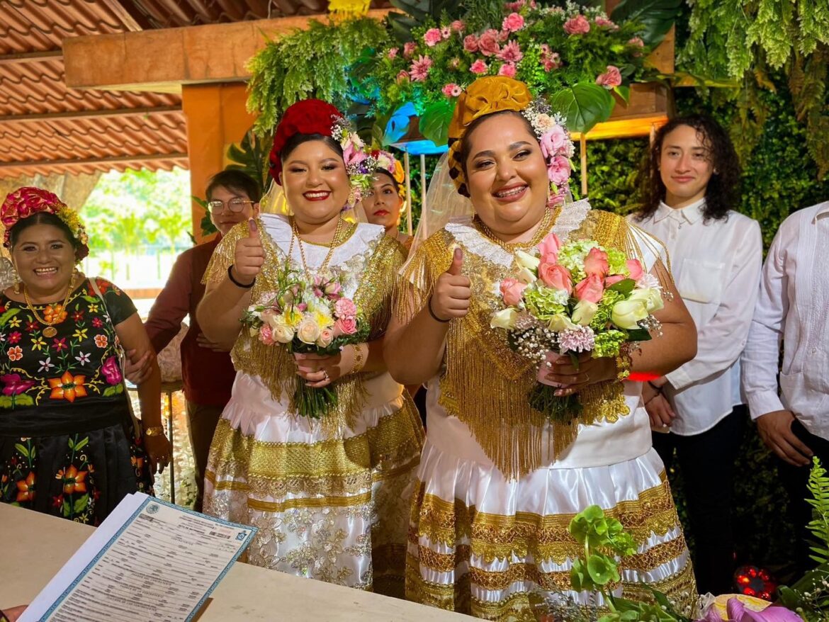 Daniela y Antonia celebran boda igualitaria apegada a las tradiciones zapotecas en Oaxaca
