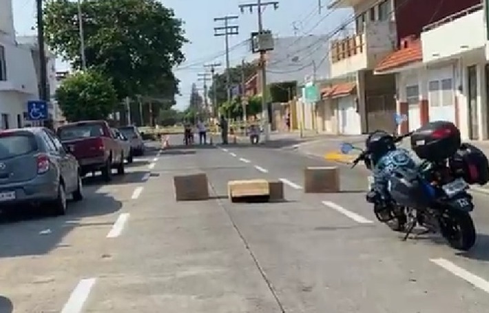 Bloquean la avenida Flores Magón en Veracruz; vecinos denuncian ¡5 días sin luz!