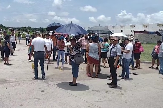 Invasores repliegan a la policía al intentar desalojarlos en Puente Moreno