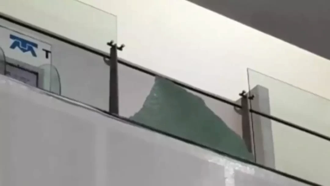 Incidente en AICM: panel de vidrio cae sobre personas en la Terminal 2