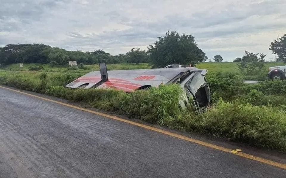 ADO termina volcándose sobre la carretera La Tinaja-Cosamaloapan, deja un fallecido y 13 heridos
