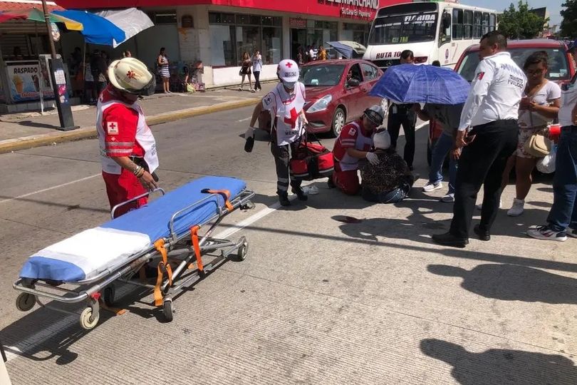 Camioneta con placas de Nueva York se pasa a traer e mujer en el centro de Veracruz