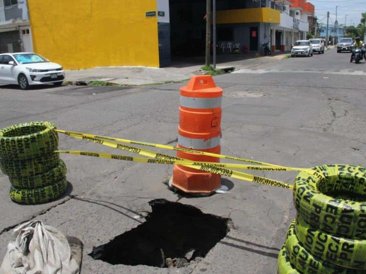 Peligroso bache se abre en la avenida Arista, en el Puerto de Veracruz