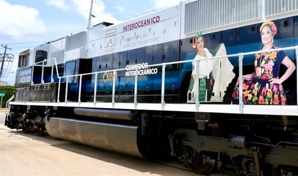En Veracruz, AMLO presenta la primera locomotora del Tren Interoceánico