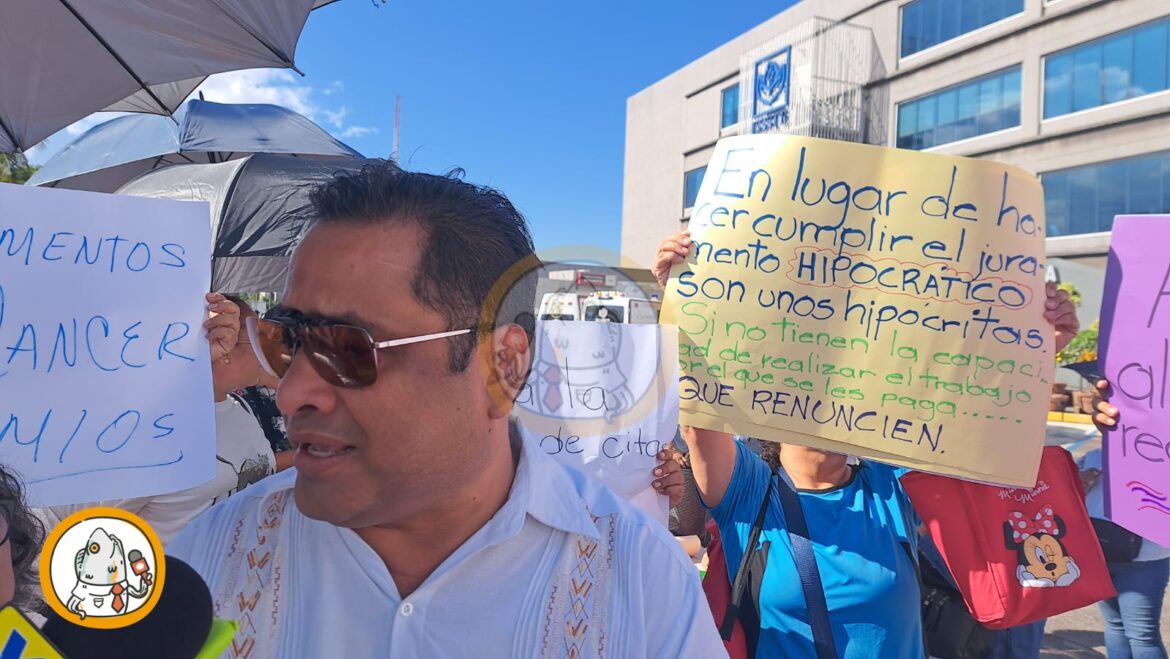 Maestros denuncian deficiencias y negligencias del ISSSTE de Veracruz; bloquean Díaz Mirón