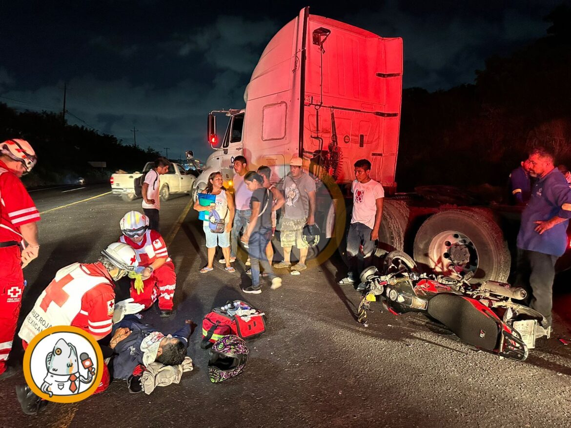 Motociclista se impacta contra un tráiler, sobre la carretera Xalapa – Veracruz