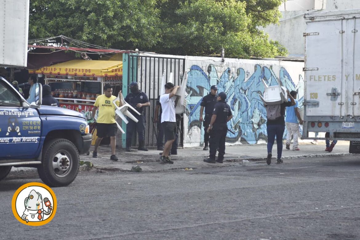 Autoridades municipales corren a comerciantes ambulantes del Fraccionamiento Faros