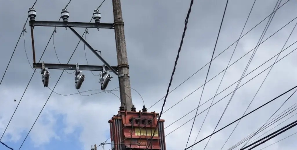 Robo de cableado eléctrico en colonia de Veracruz, deja sin luz a vecinos se registró un robo de cableado eléctrico en la colonia Formando Hogar, en el puerto de Veracruz. La vecina afectada ya reportó a la Comisión Federal de Electricidad (CFE), sin embargo, pese al reporte continúan sin luz.
