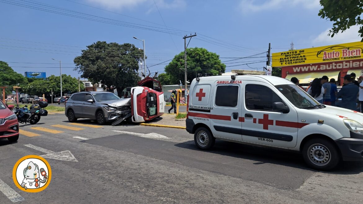 Taxi se vuelca en el centro de Veracruz y ocasiona cierre vial