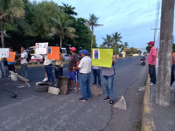 Familiares bloquean afueras de la Fiscalía Regional de Veracruz por albañiles desaparecidos