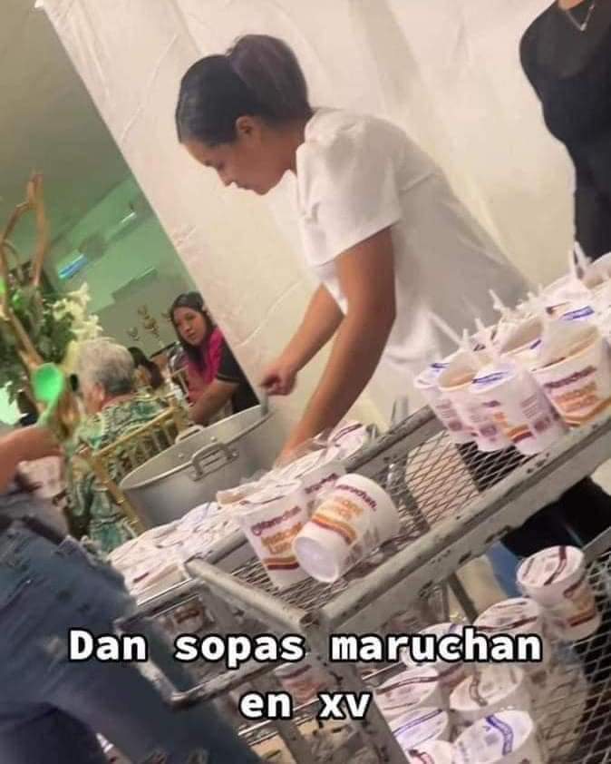 Joven celebra sus XV años incluyendo sopas instantáneas en el menú de su fiesta, en Coahuila