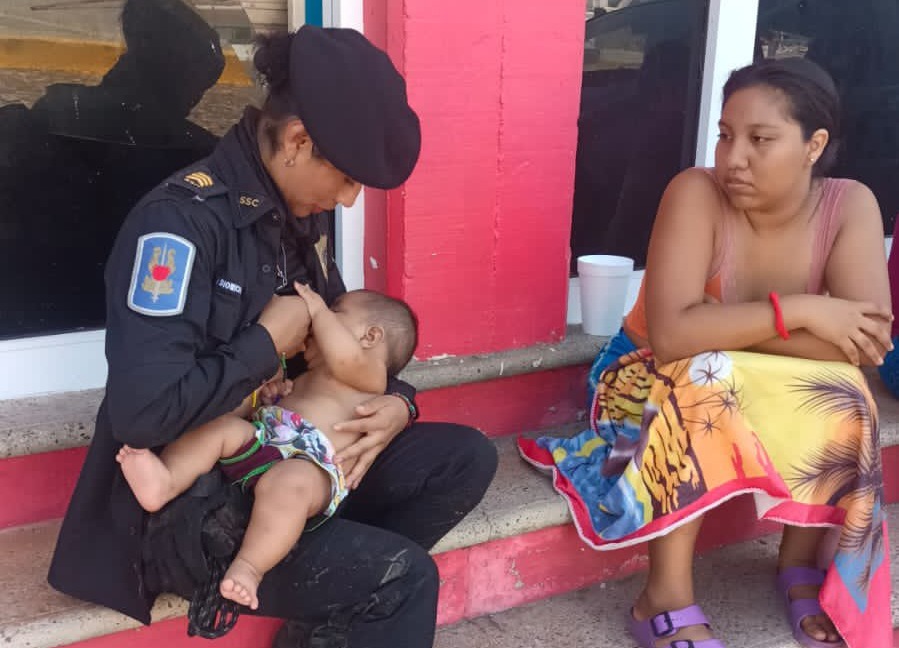 Mujer policía amamanta a bebé desnutrido tras paso de ‘Otis’