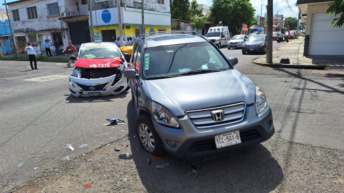 Camioneta y taxi protagonizan fuerte choque en avenida de Veracruz