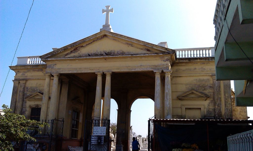 Cementerio Particular de Veracruz se adueña de las tumbas abandonadas desde 1994