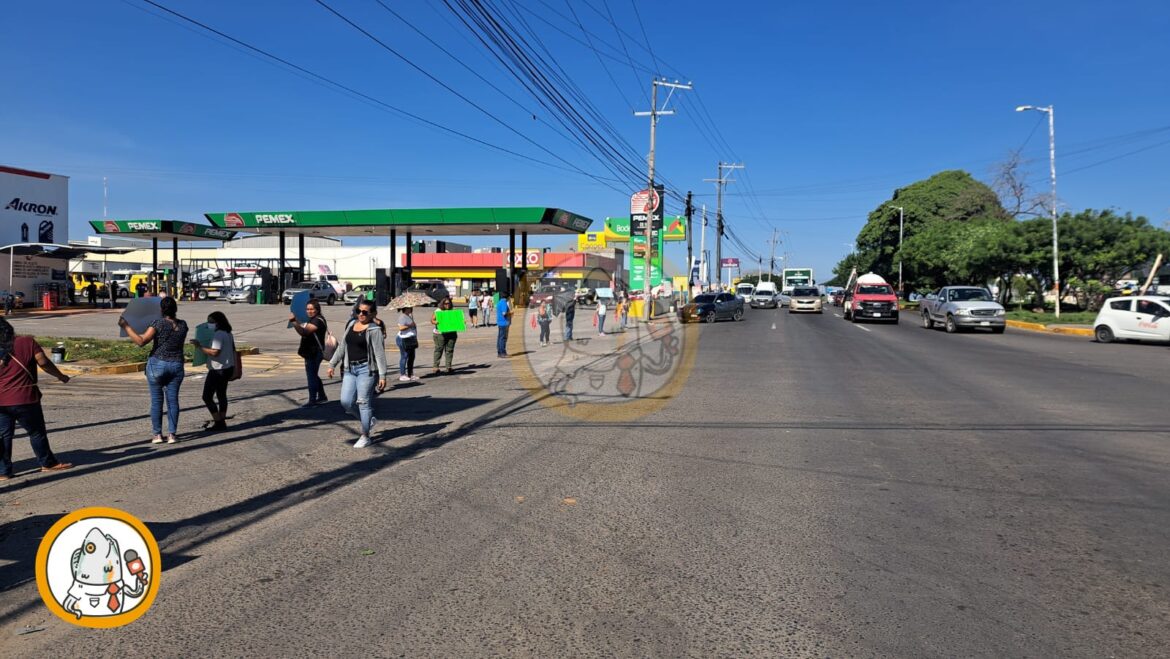 Padres de familia de secundaria bloquean la carretera Veracruz – Xalapa a la altura de Tejería