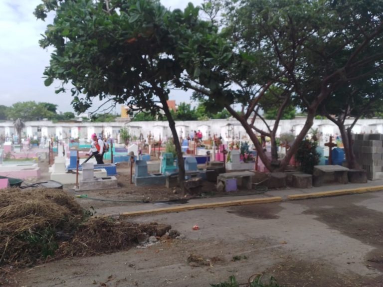 Inician la limpieza del panteón municipal de Veracruz para ‘recibir a los muertitos’