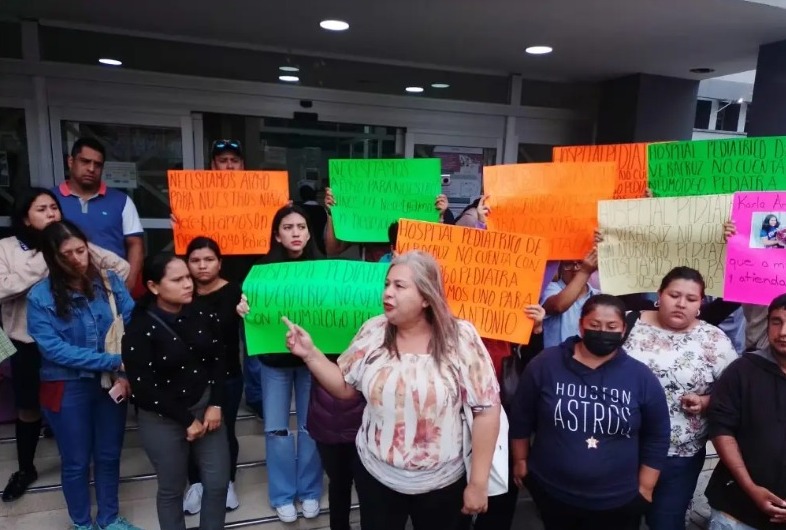Padres de niños con cáncer protestan en Torre Pediátrica de Veracruz, exigen mejora en la atención médica