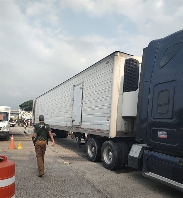 215 migrantes fueron abandonados al interior de un tráiler en Cosamaloapan, Veracruz