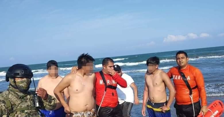 Adolescentes son rescatados en las playa de Chachalacas